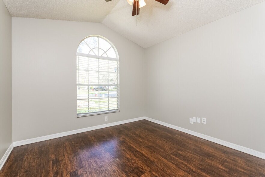 Building Photo - 1598 Royal Oaks Dr