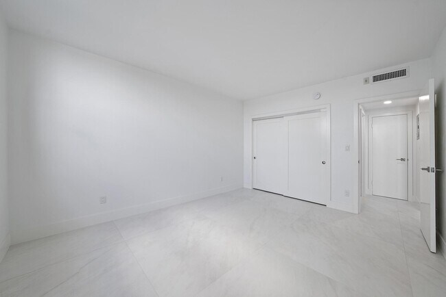 Building Photo - 2840 S Ocean Blvd