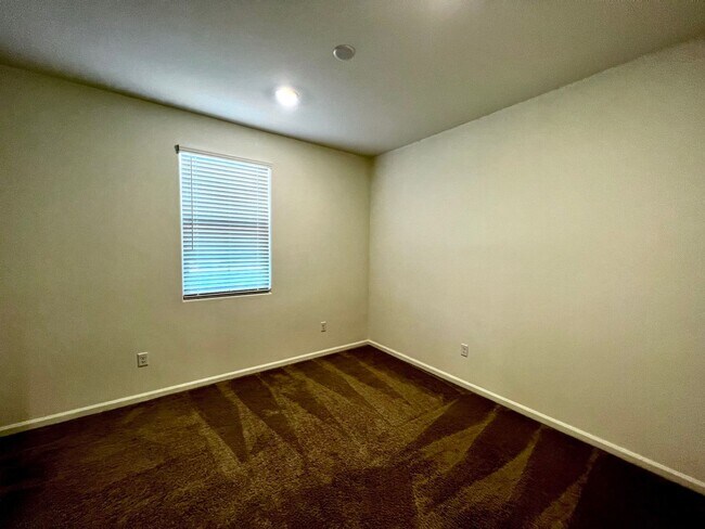 Building Photo - 4 Bedroom Home with 3-Car Garage in Gladde...