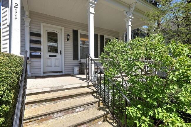 Building Photo - 211 Montowese St