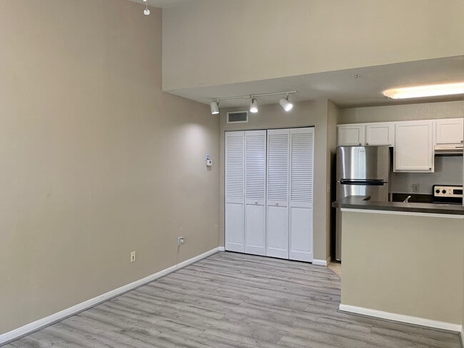 Building Photo - 9061 Lee Vista Blvd