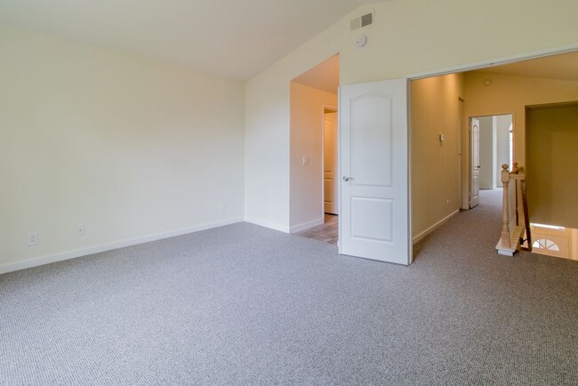 Building Photo - Beautiful 2 Bed, 2.5 Bath Two-Story Townhome in Belsera