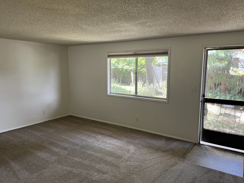 Building Photo - 567 Fairview St