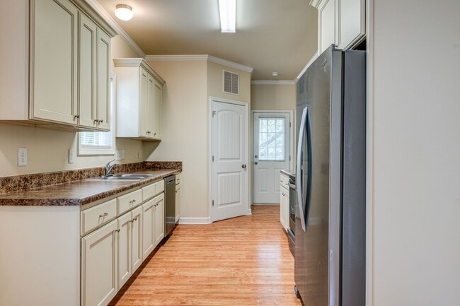 Building Photo - Feels Like New 3 Bed 2 Bath Minutes from High Point University!