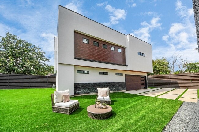 Building Photo - 5327 S Braeswood Blvd