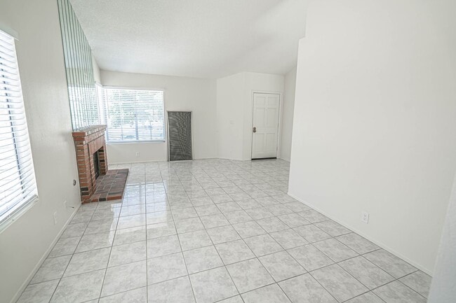 Building Photo - COMING SOON! Single Story 3 Bedroom in Mou...
