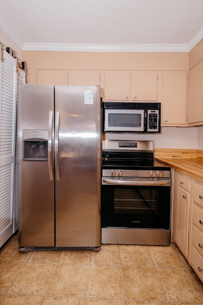 Building Photo - Beautiful 3-Bedroom Townhome in Convenient West Ashley Location!