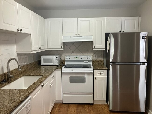 Building Photo - 2 Bedroom / 2.5 Bathroom @ Brighton Bay