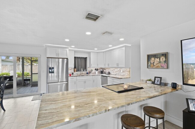 Building Photo - 9956 Dahlia Ave