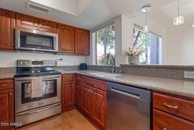 Building Photo - 4020 E Laurel Ln