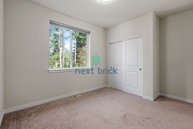 Building Photo - 5 BED & 3.5 BATH FOR RENT