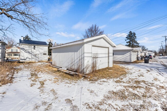 Building Photo - New 3 bedroom listing!