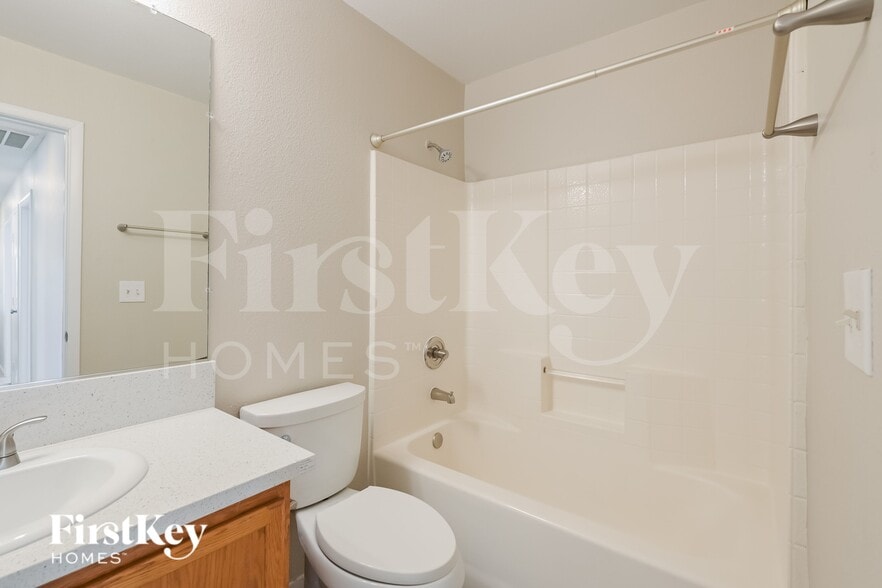 Building Photo - 692 Rising Brook Dr