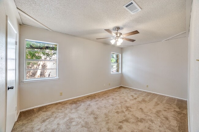 Building Photo - Charming 2-bedroom, 1.5 bath townhome in t...