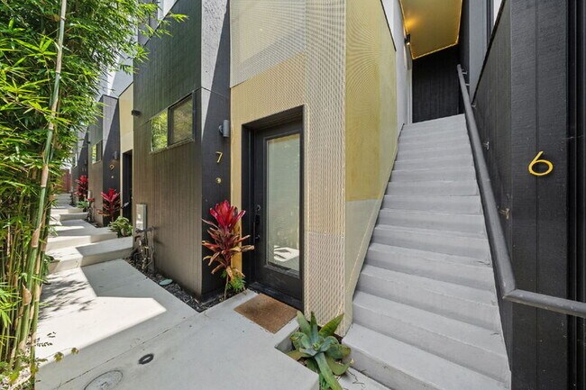 Building Photo - 2664 L St