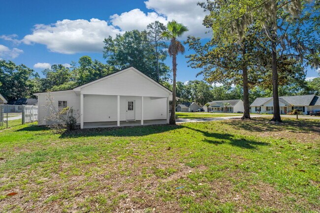 Building Photo - 3 Bedroom 2 bath home on a corner lot in the Telfair community
