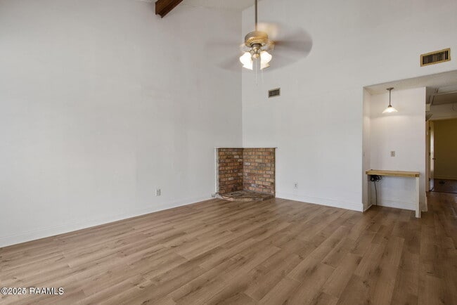 Building Photo - 104 Rue Calliope