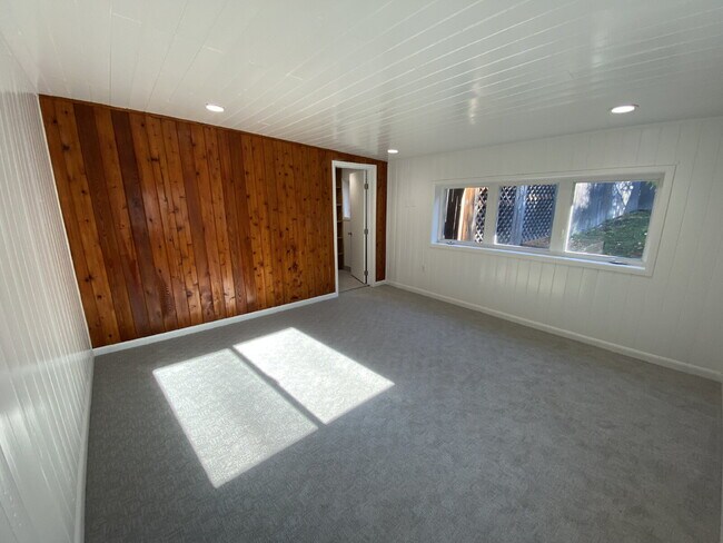 Building Photo - Spacious 4 Bed / 3 Bath Near Downtown with Two Master Bedrooms! Available beginning of August