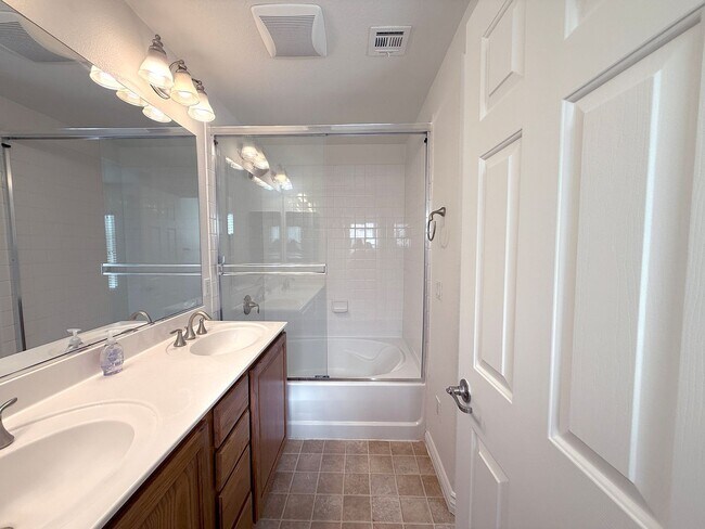Building Photo - Beautiful 3 bedroom 2.5 bath Home in Provi...