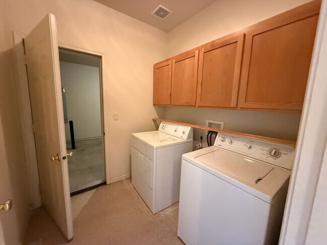 Building Photo - h826