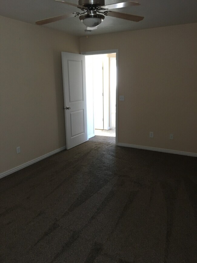 Building Photo - Nice Home in Quiet Community