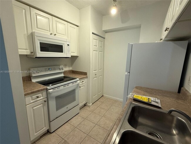 Building Photo - 17100 N Bay Rd