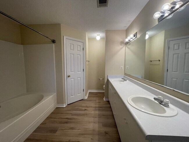 Building Photo - 240 Westview Dr