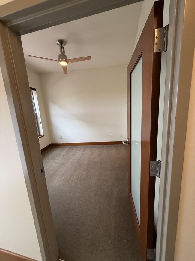 Building Photo - Luxury Apartment