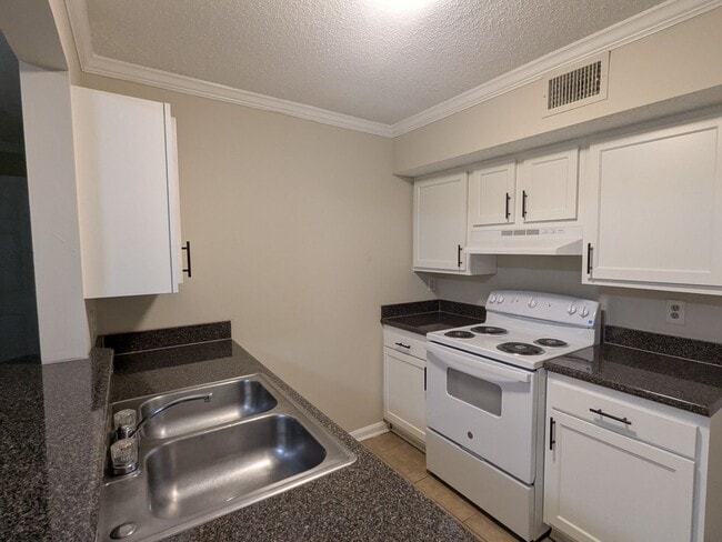 Building Photo - 2/2 in Whispering Pines - Close to shoppin...