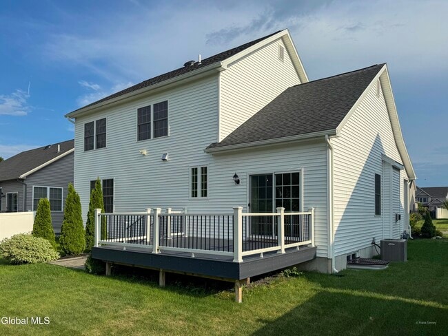Building Photo - 10 Cypress St