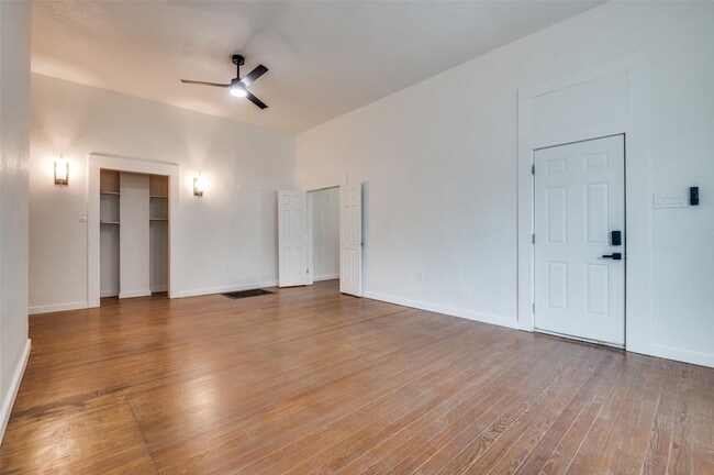 Building Photo - 610 W 9th St