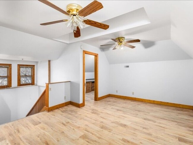 Building Photo - 520 1/2 W Bucyrus St- TOP FLOOR