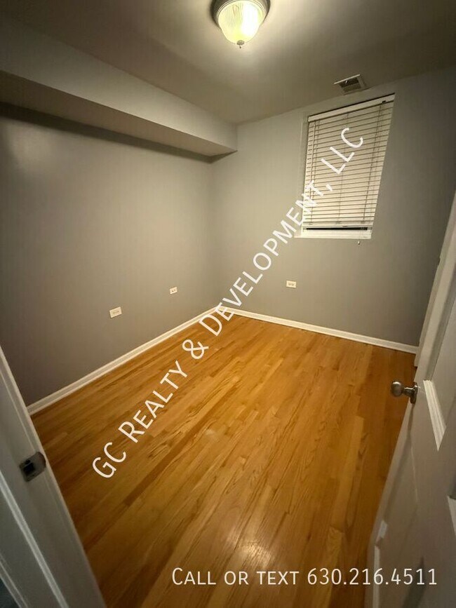 Building Photo - 3266 W Wrightwood Ave