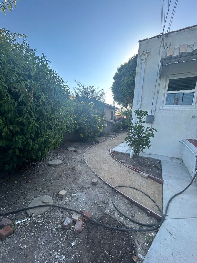 Building Photo - Beautiful Spacious 2Bd/2Bth with Bonus Family Room