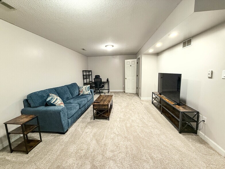 Building Photo - 1702 Garrison Pl