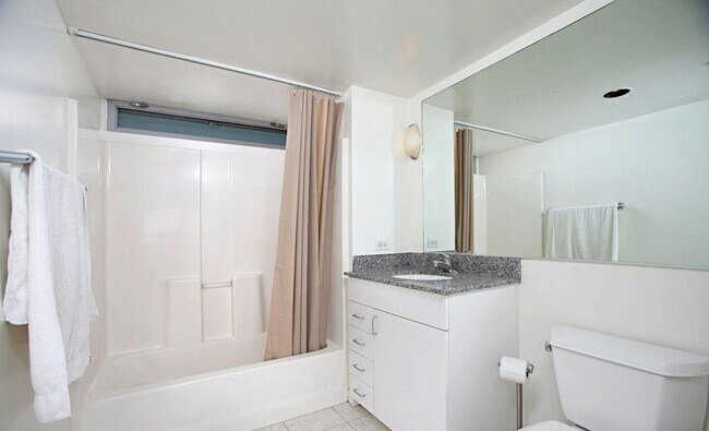 Building Photo - 425 W Beech St