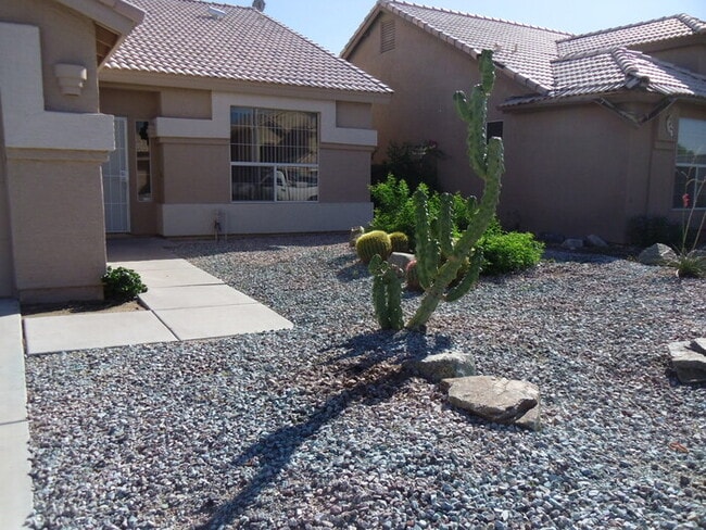 Building Photo - 3 bed 2 bath single level house in core Ch...