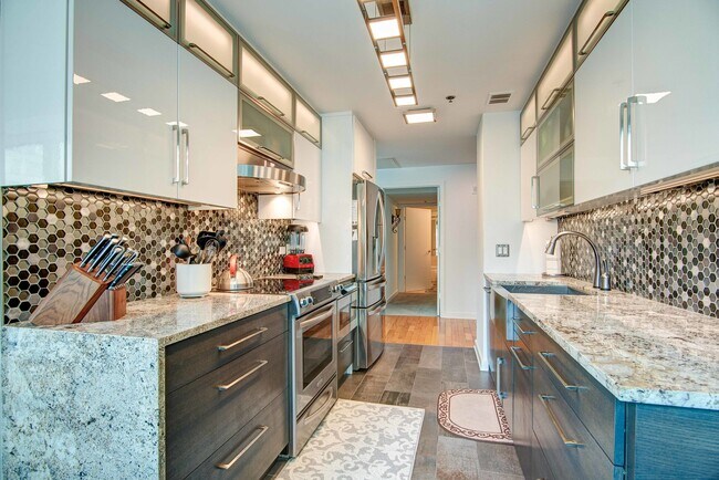 Building Photo - 57 E Delaware Pl