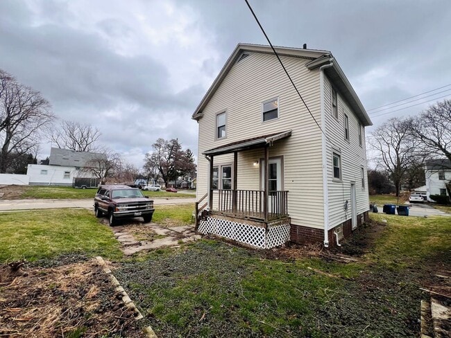 Building Photo - 3 Bedroom House