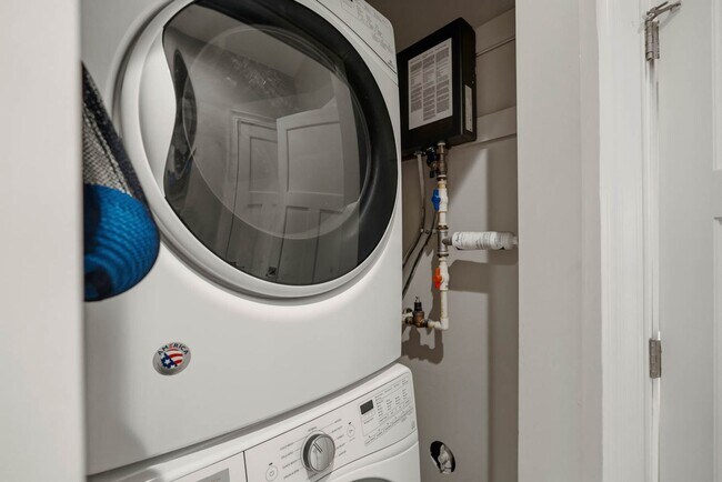 Building Photo - Mt Vernon Square Penthouse Condo