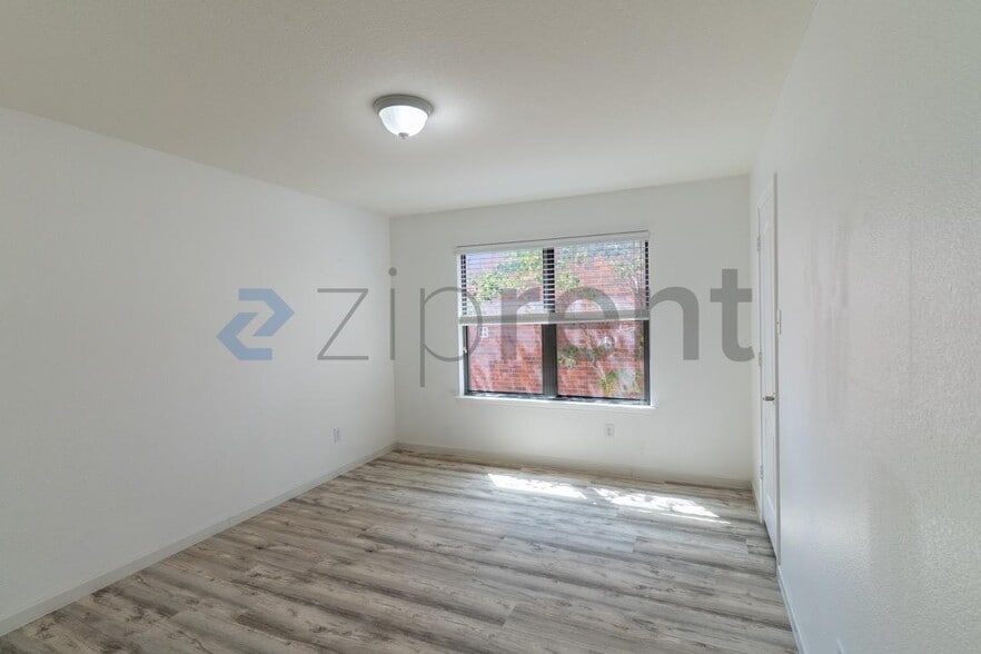 Building Photo - Unit