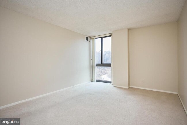 Building Photo - 2300 Pimmit Dr