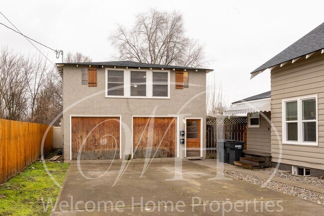 Building Photo - 310 SE 6th St