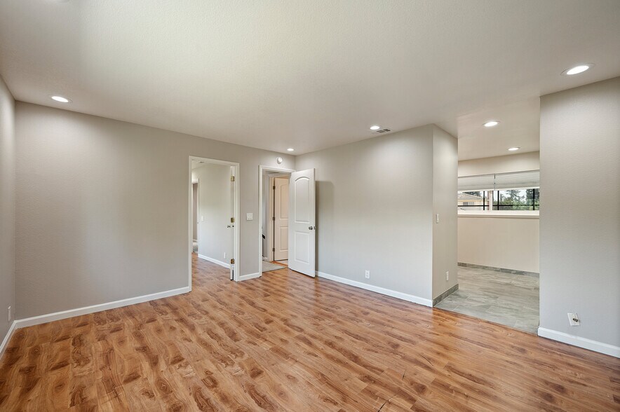 Building Photo - 3661 Slopeview Dr
