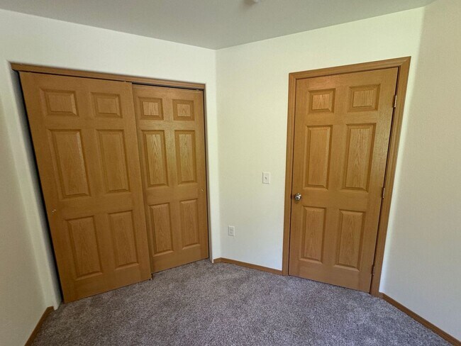 Building Photo - 5595 S Irwin Dr