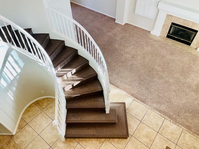 Building Photo - COMING SOON: Hardwood floors, freshly pain...