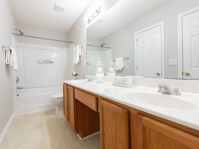 Building Photo - Super Townhouse with 2 MASTER BEDROOMS!