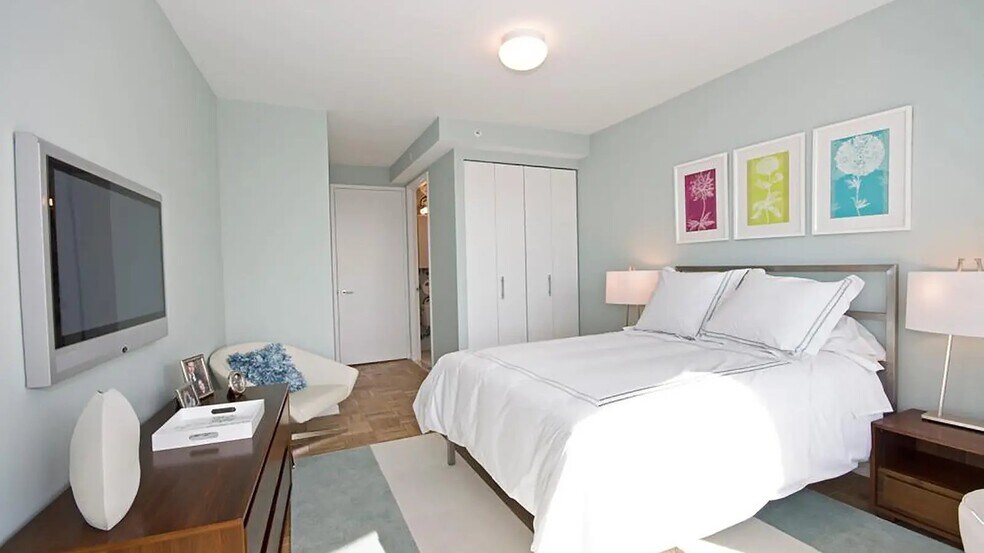 Primary Photo - 505 W 37th St