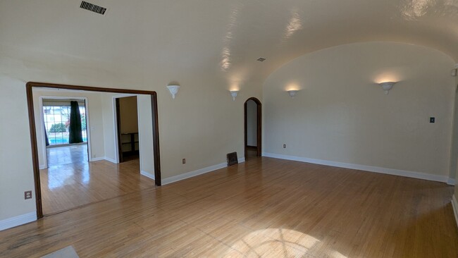 Building Photo - Beautiful 2 Bed 1.5 Bath Single Family Hom...