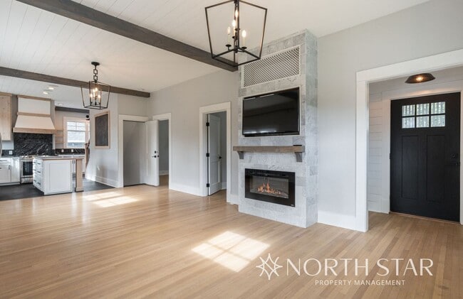 Building Photo - Coming Soon!  Remodeled Sellwood Bungalow